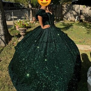 Beautiful shimmery Emerald green Quinceañera dress for rent only!!